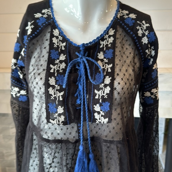 Free People Swiss Dot Sheer Mesh Black Floral Embroidered Peasant Top Size XS - Picture 4 of 10